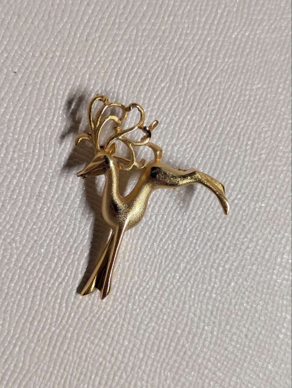 Elegant Gold-tone Deer Reindeer Brooch — Women’s Jewelry Vintage